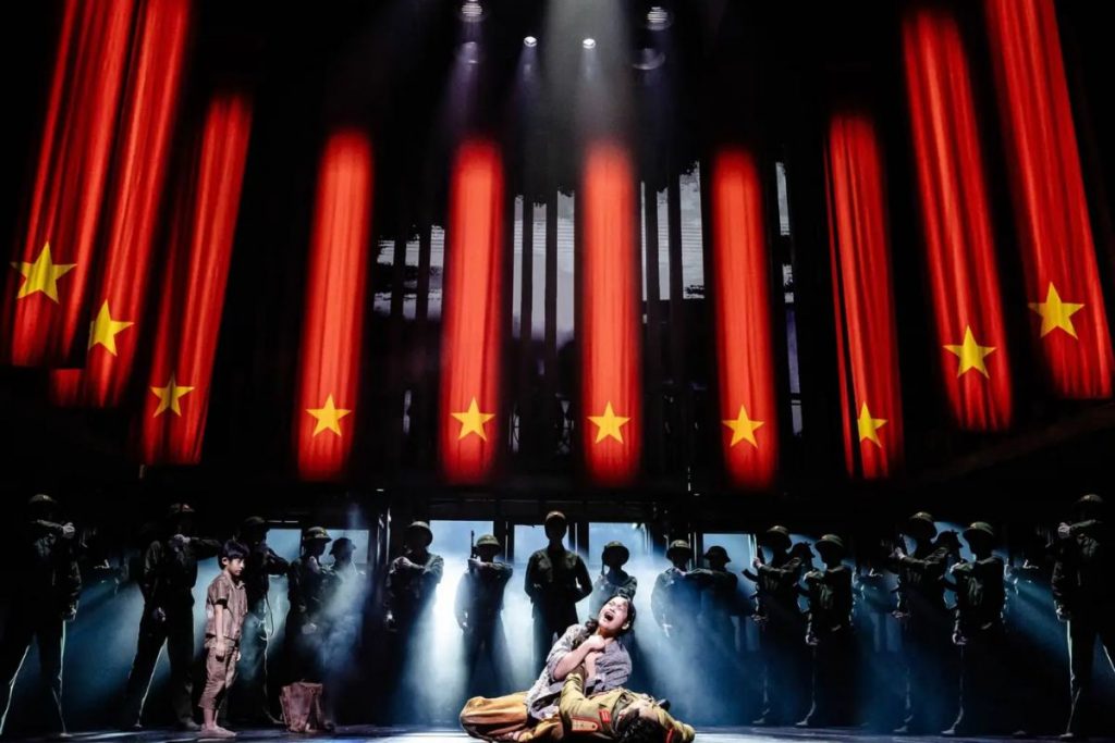 Julianne Pundan (Kim), Mikko Juan (Thuy) in Miss Saigon, Credit: Danny Kaan