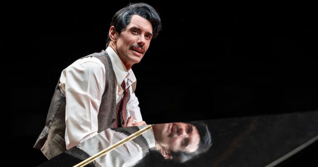 Steve John Shepherd (Elyot) - Private Lives at Royal Exchange Theatre - Credit - Johan Persson